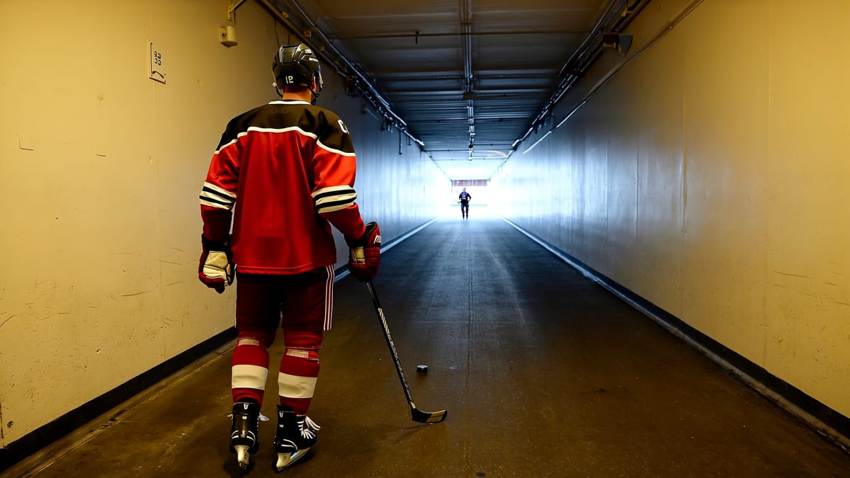 Hurricanes sign Mike Reilly to bolster defensive depth